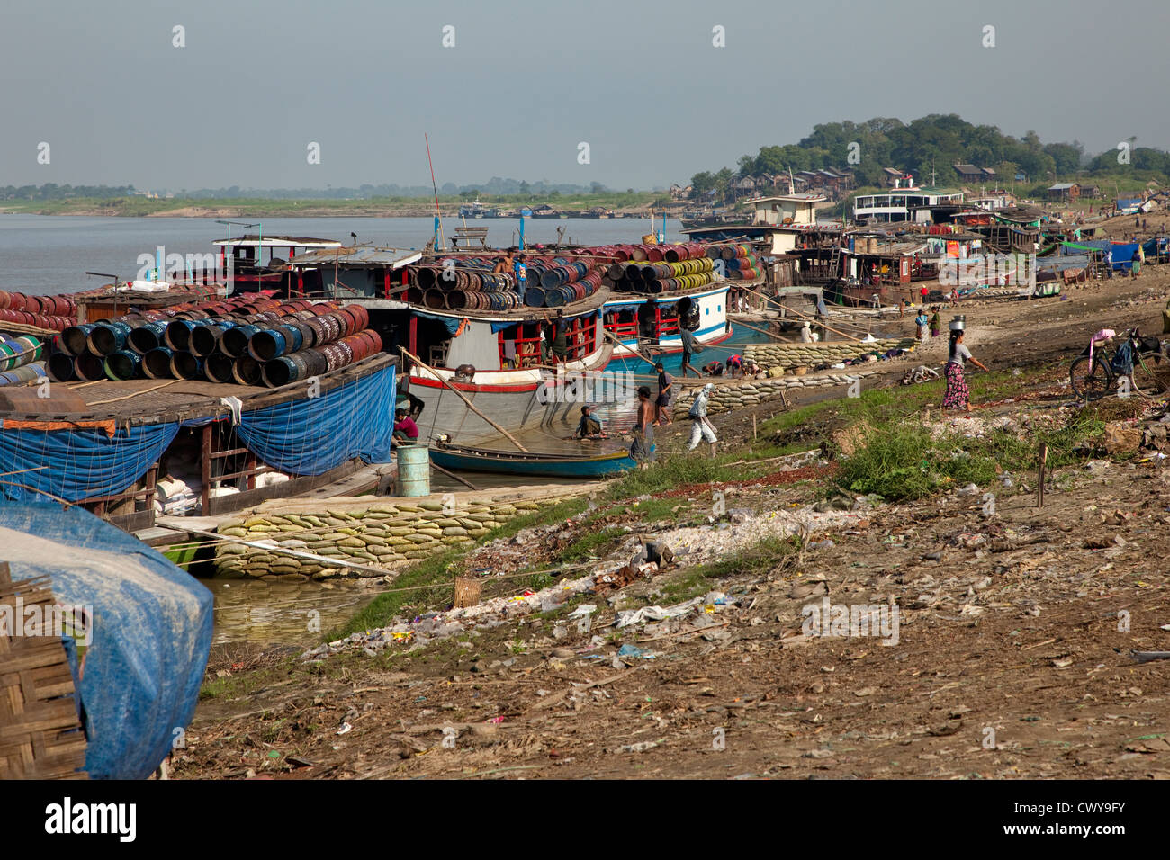 Myanmar Birmania, Mandalay. Barche lungo la riva del fiume il trasporto di merci su e giù il Ayeyarwady Irrawaddy (fiume). Foto Stock
