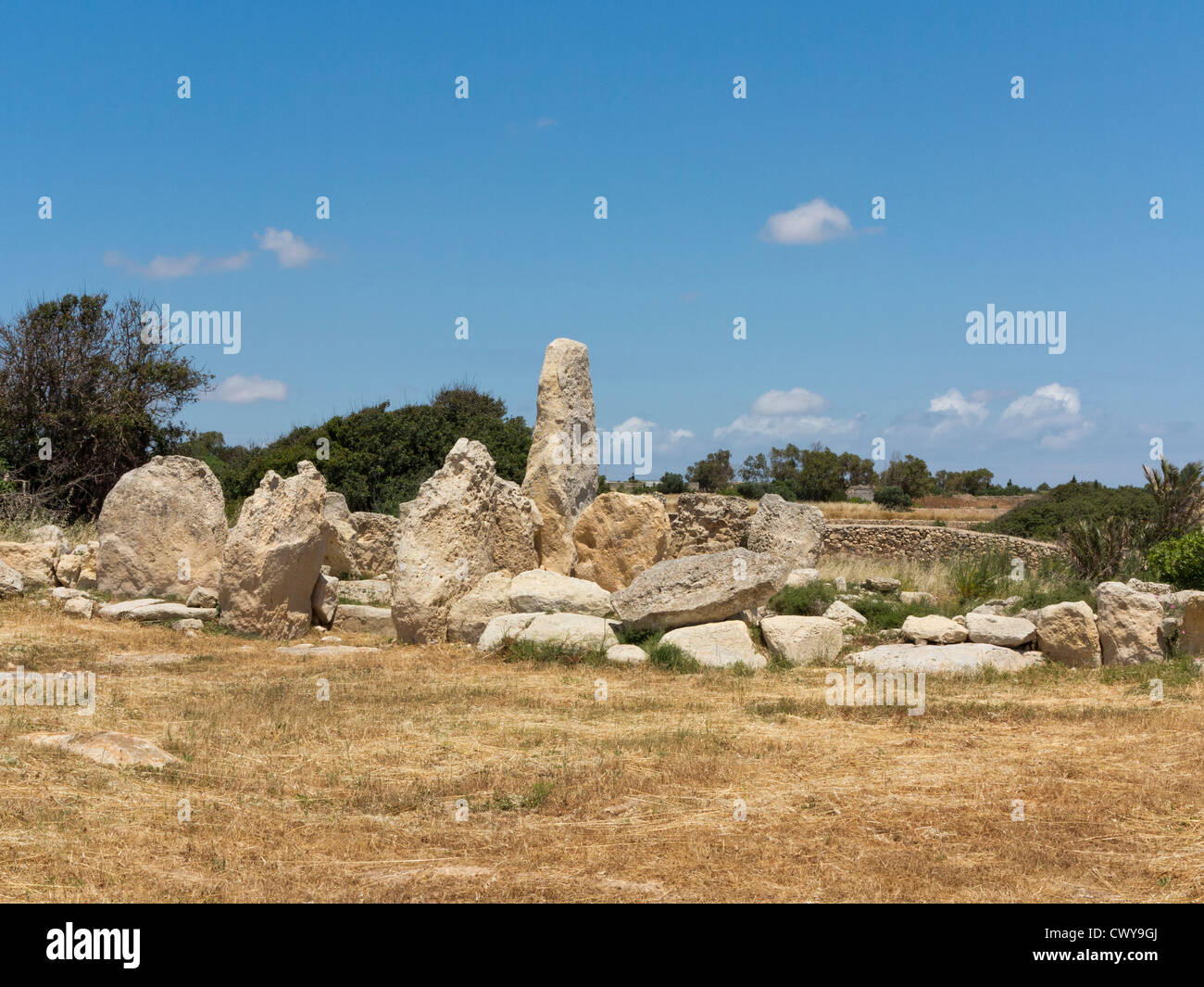 Resti di edifici esterni a Hagar Qim templi, Qrendi, isola di Malta, Mediterranea Foto Stock