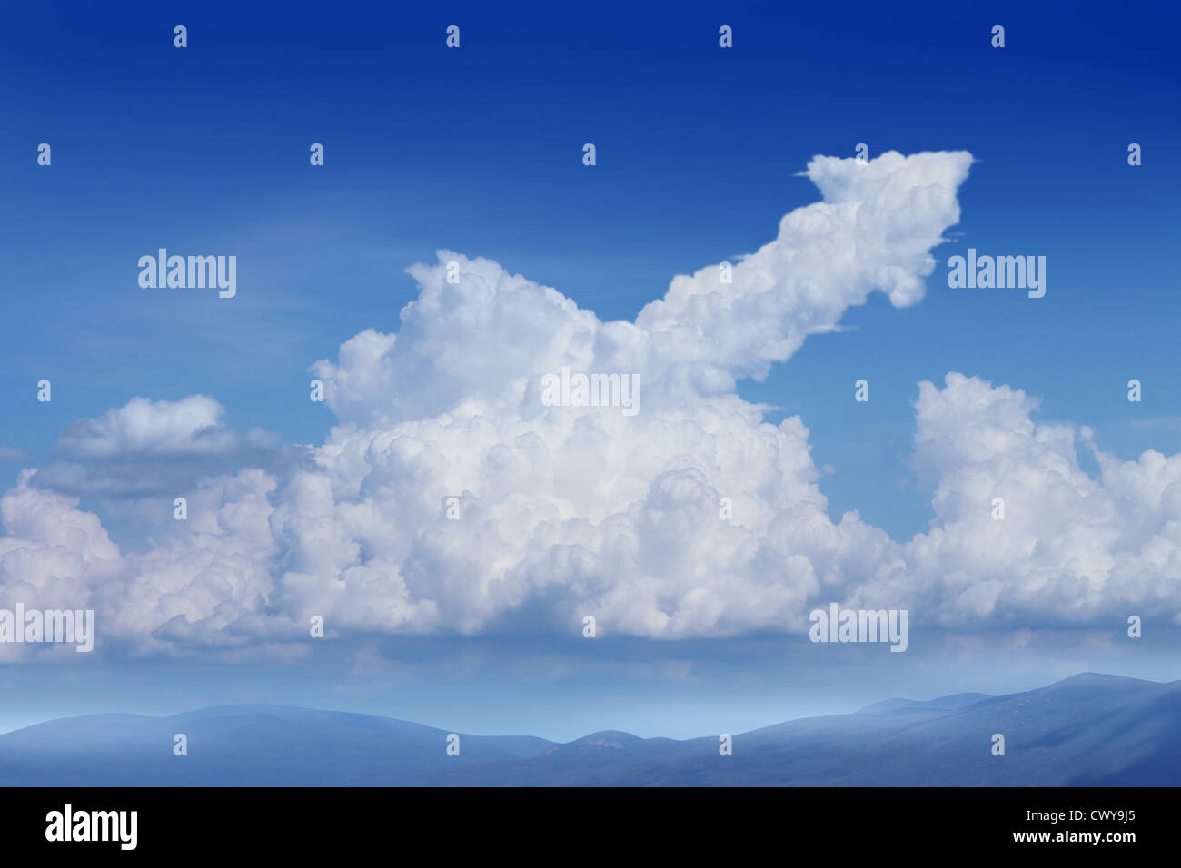 Sogni di successo con un cielo blu di sfondo e un cumulus cloud con la forma di una freccia verso l'alto come un concetto finanziario per la pianificazione e la Dreaming about strategia futura. Foto Stock
