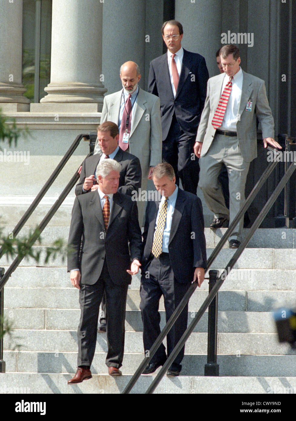 Il Presidente degli Stati Uniti Bill Clinton passeggiate con il Senatore John Breaux e Vice Presidente Al Gore a seguito di un annuncio sul primo bilancio federale in eccedenza di 29 anni durante un evento alla Casa Bianca il 30 settembre 1998 a Washington, DC. Foto Stock