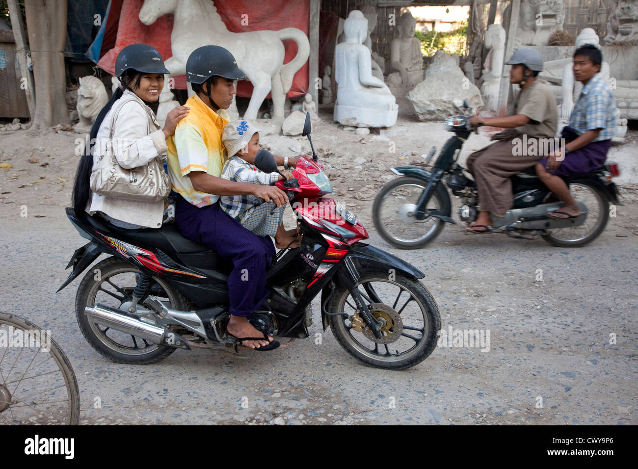 Myanmar Birmania, Mandalay. Sicurezza del motociclo. Bambino senza casco. Foto Stock