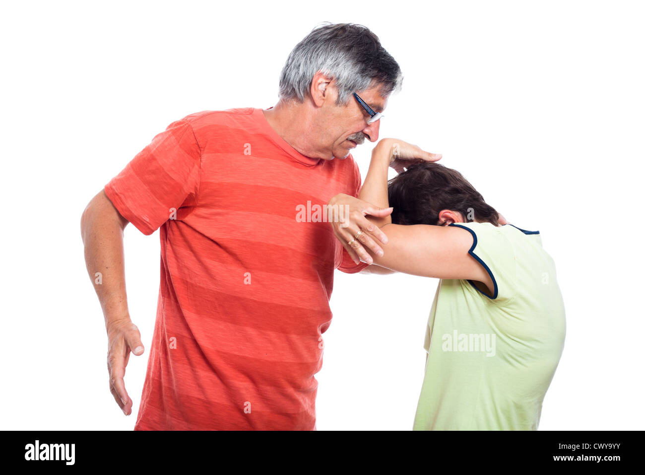 La violenza domestica concetto, coppia di mezza età combattimenti, isolati su sfondo bianco. Foto Stock