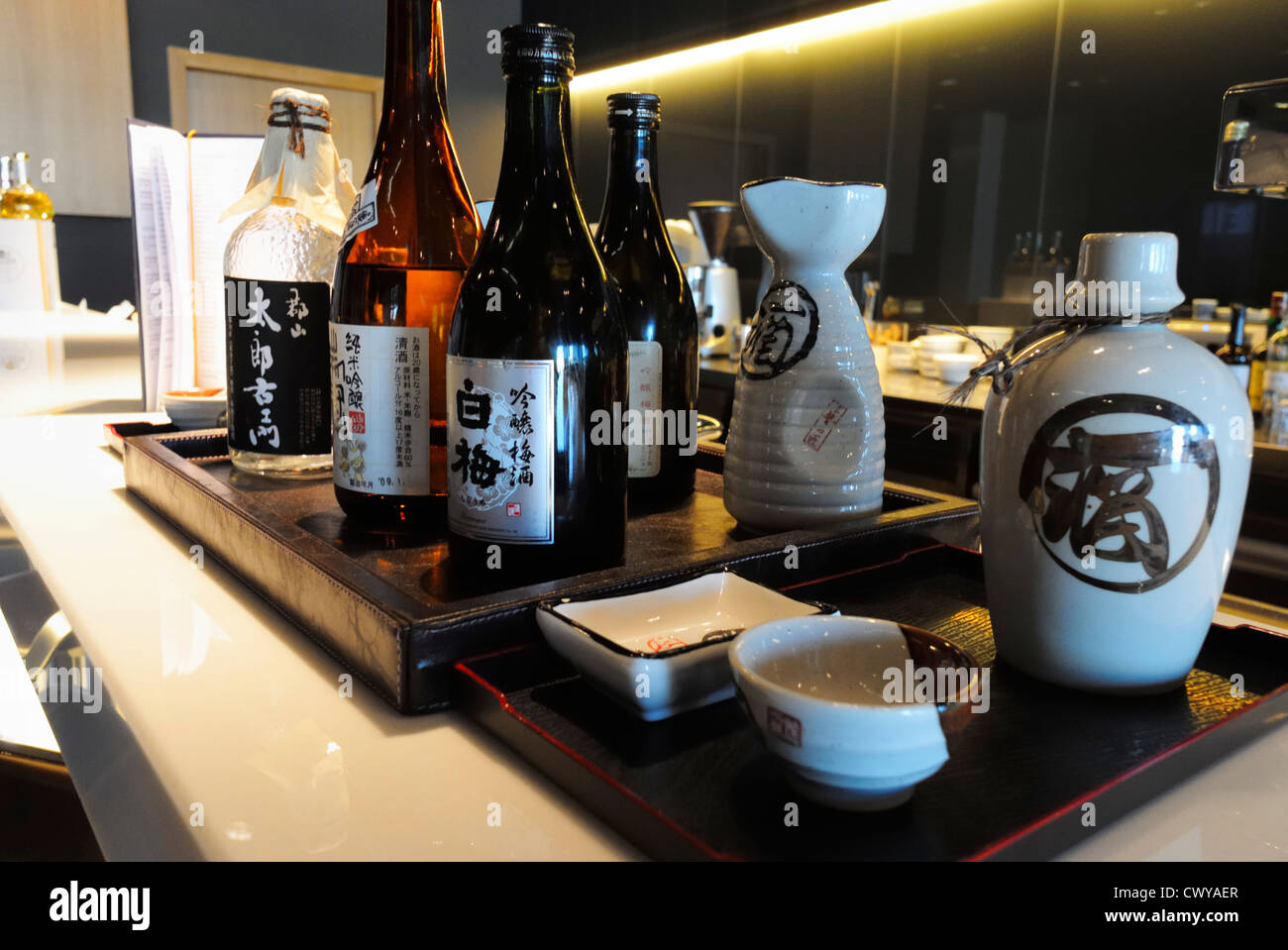 Bevande giapponesi per adulti offerte nella Lufthansa First Class Lounge (FCL), aeroporto DI Francoforte Foto Stock