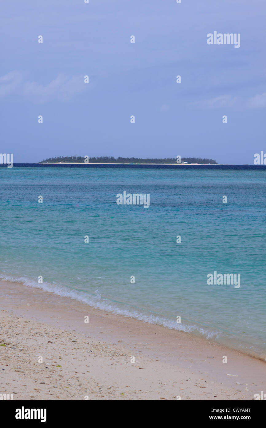 Una spiaggia tranquilla su Soseko isola al largo dell'isola principale di Okinawa, in Giappone. Foto Stock