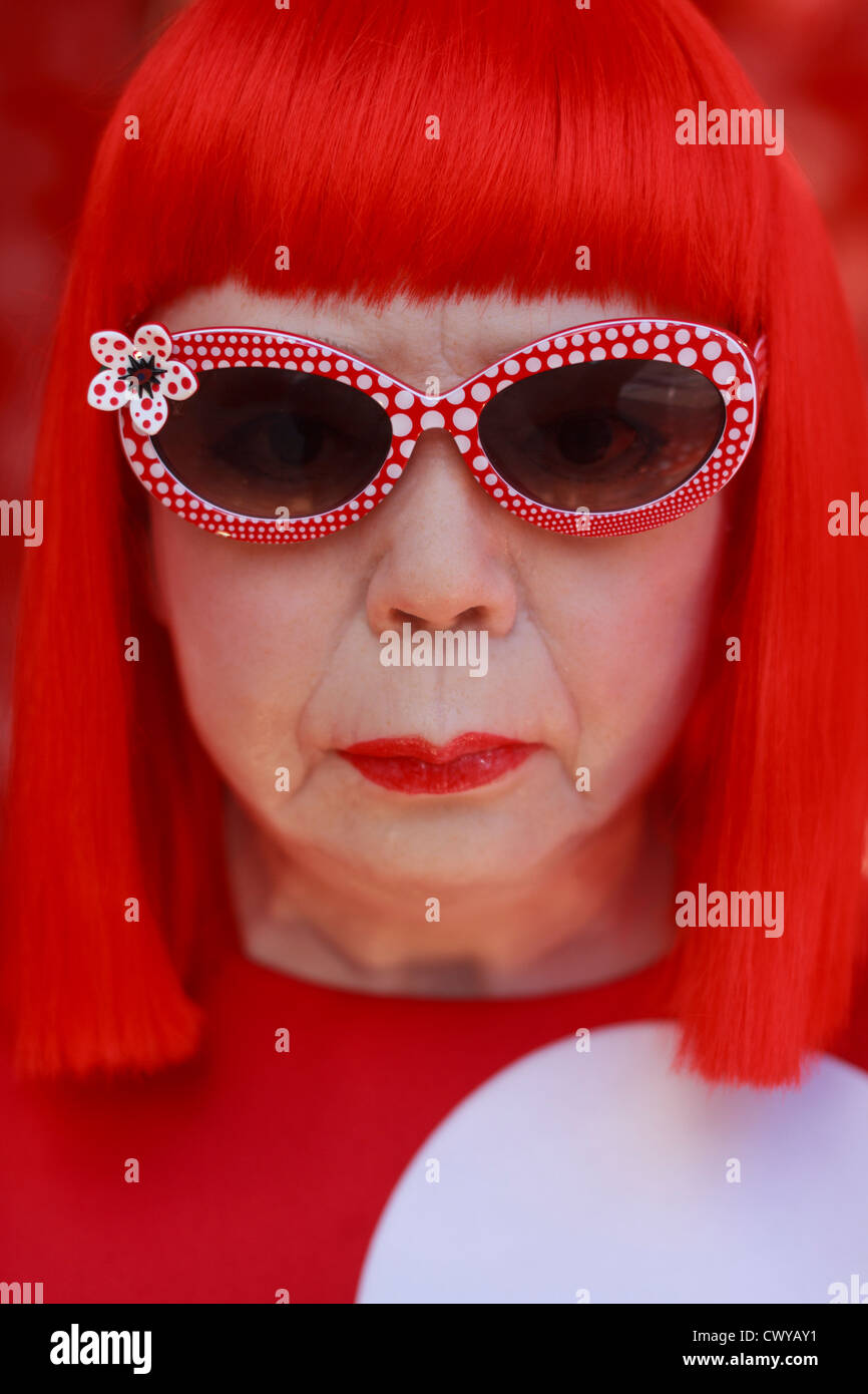 Waxwork fantoccio dell'artista giapponese Yayoi Kusama in Selfridges finestra per contrassegnare la collaborazione con Louis Vuitton, Oxford St, Londra Foto Stock