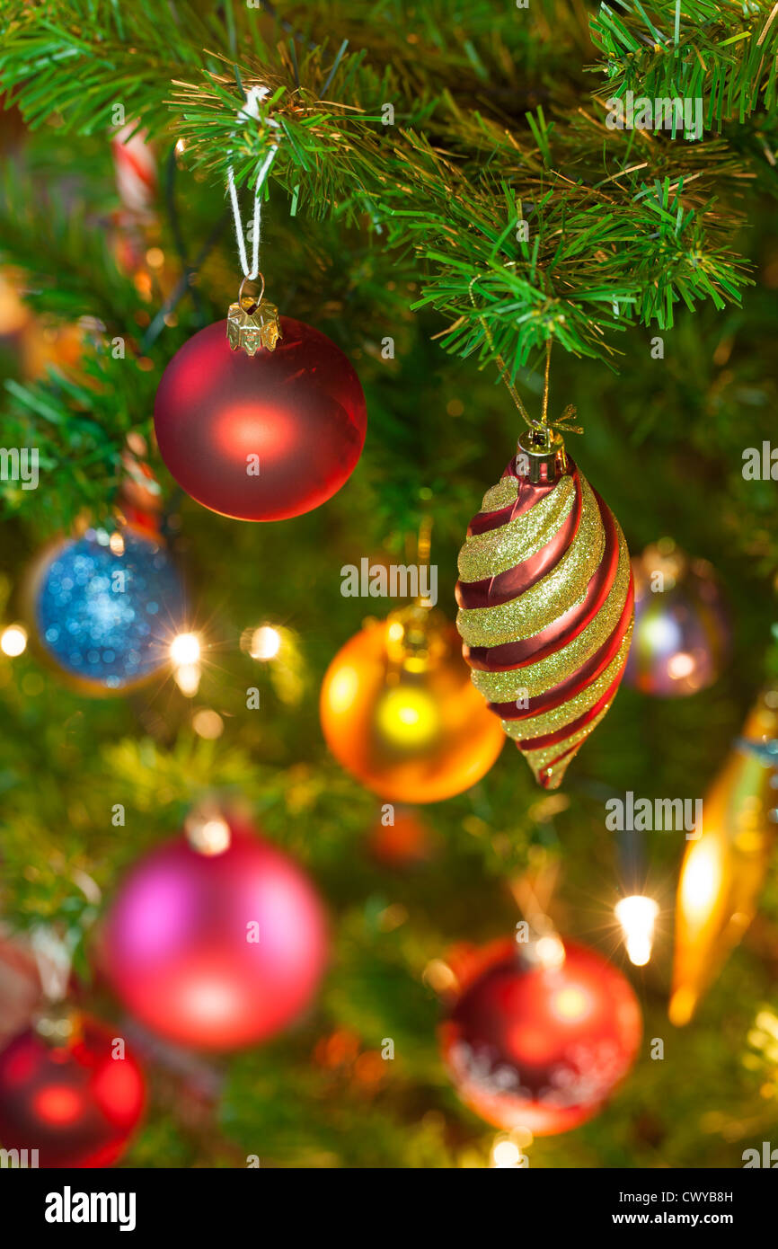 Bella tradizionali decorazioni di Natale su un illuminato albero di natale Foto Stock