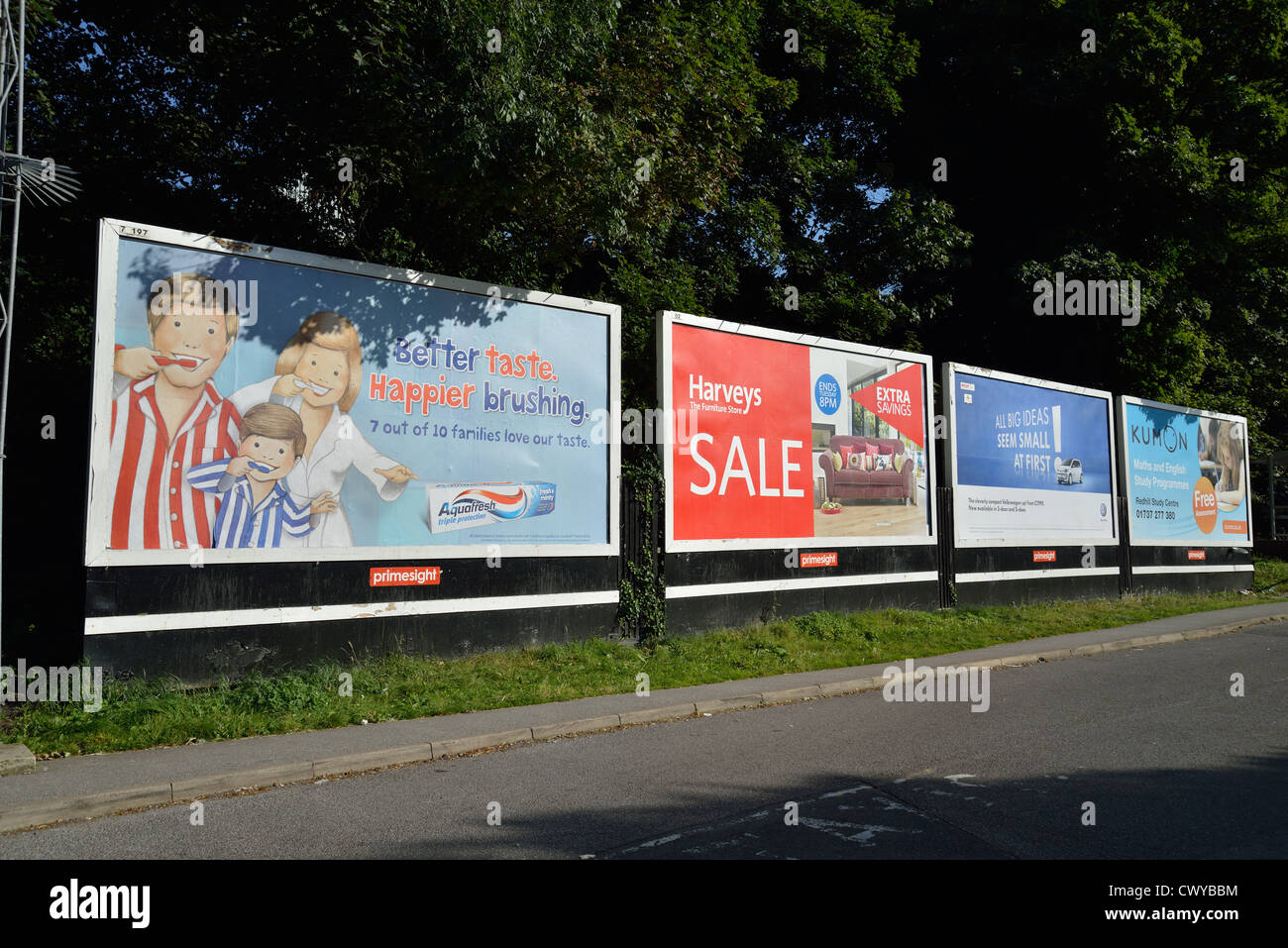 I cartelloni pubblicitari in Redhill Surrey, Inghilterra, Regno Unito Foto Stock
