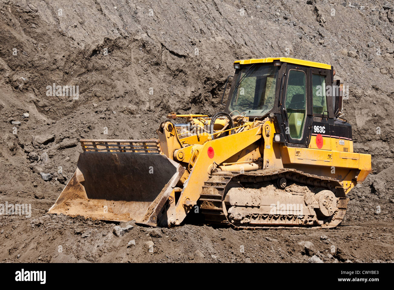 Bulldozer giallo in una pesante fangoso e ambiente Foto Stock