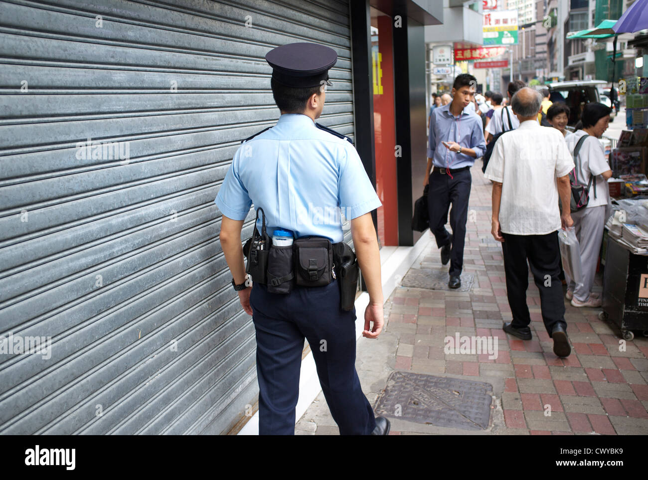 Un poliziotto di pattuglia nel centro di Hong Kong. 28-ago-2012 Foto Stock