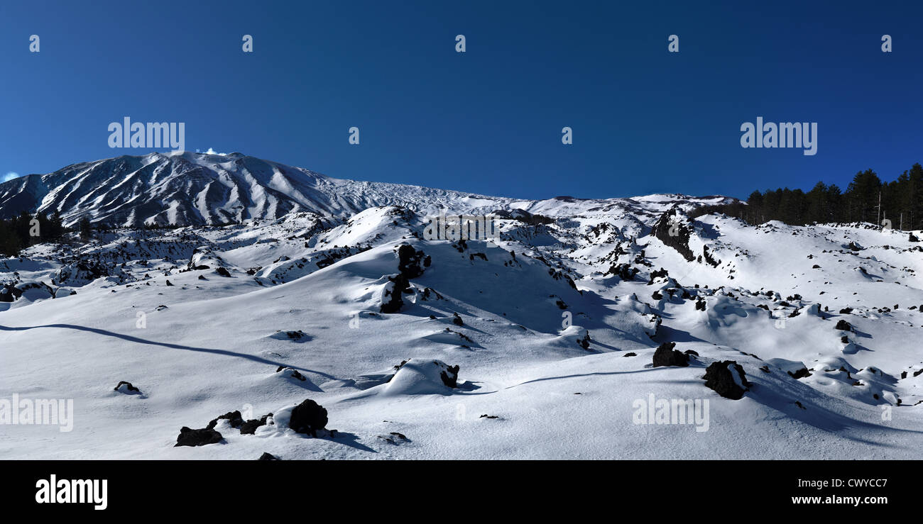 Campo di lava coperte di neve in inverno sul vulcano Etna, Sicilia Foto Stock