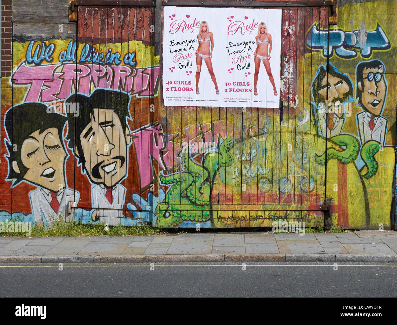 Graffiti dei Beatles con poster dello strip club sul cancello a Liverpool, Regno Unito Foto Stock