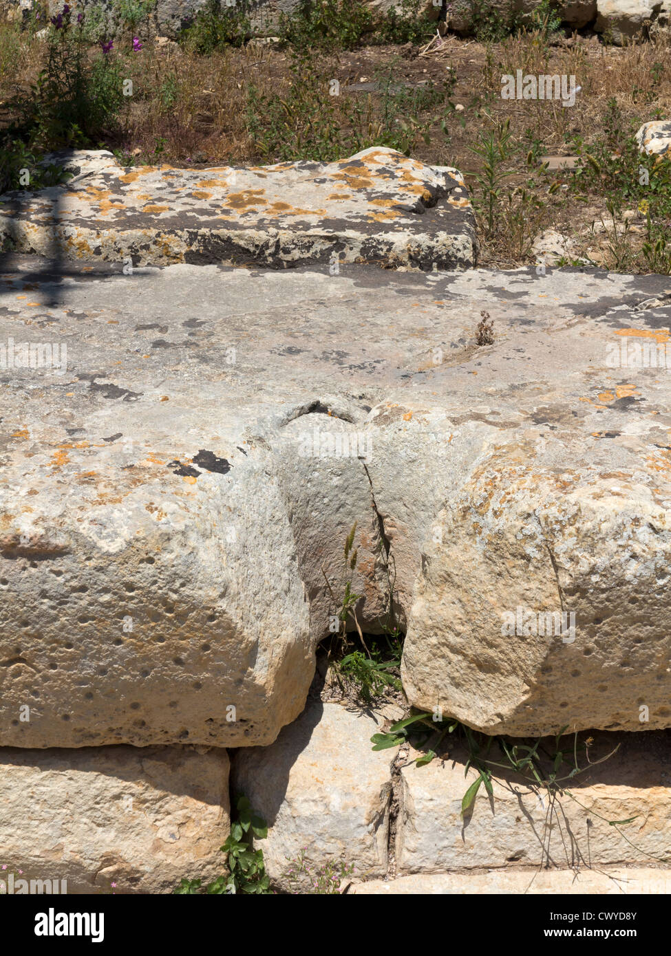 Blocco scolpito presso i templi di Ggantija vicino Xagha, isola di Gozo, vicino a Malta, Mare Mediterraneo Foto Stock