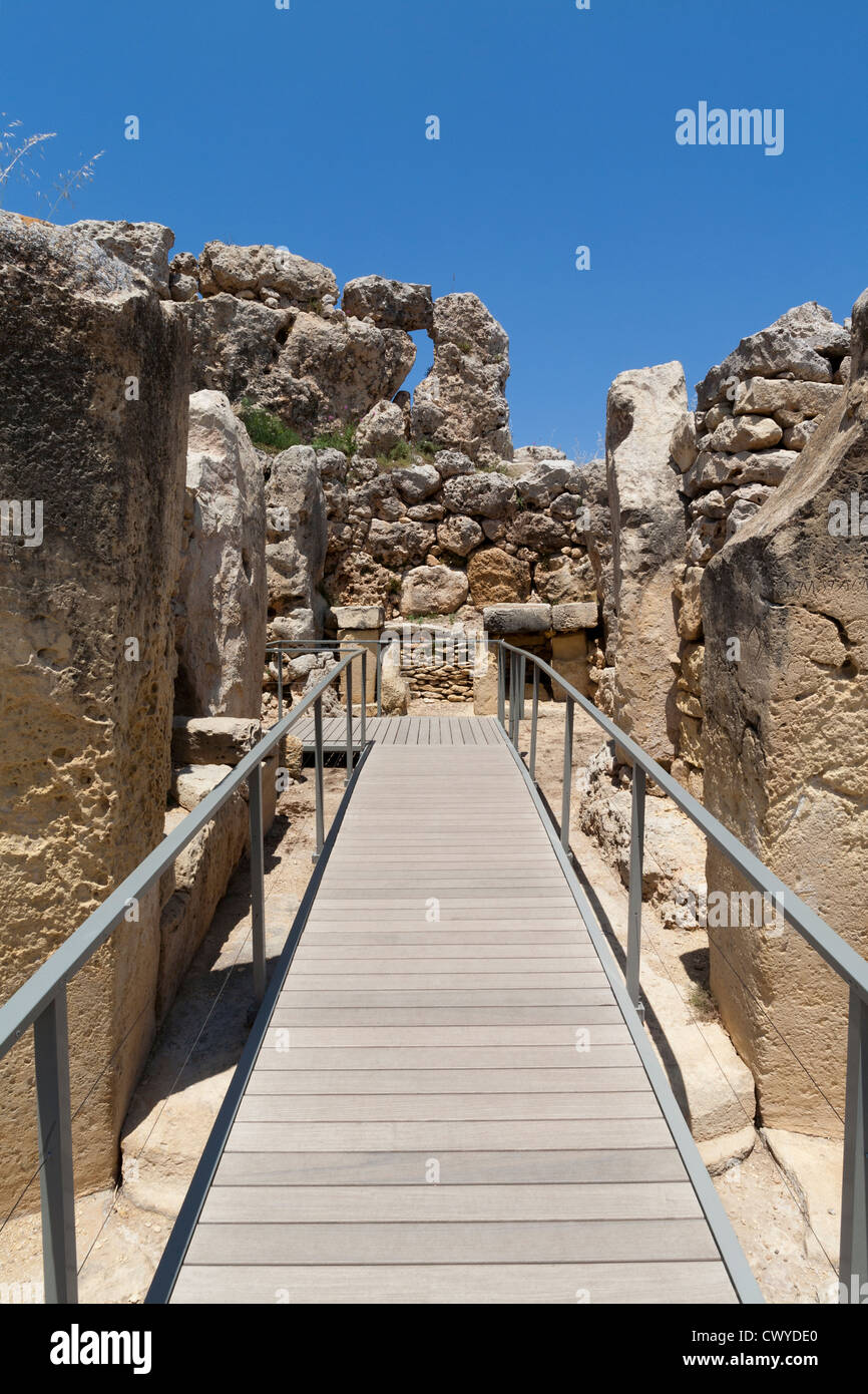 L'asse principale del Tempio Sud presso i templi di Ggantija vicino Xagha, isola di Gozo, vicino a Malta, Mare Mediterraneo Foto Stock
