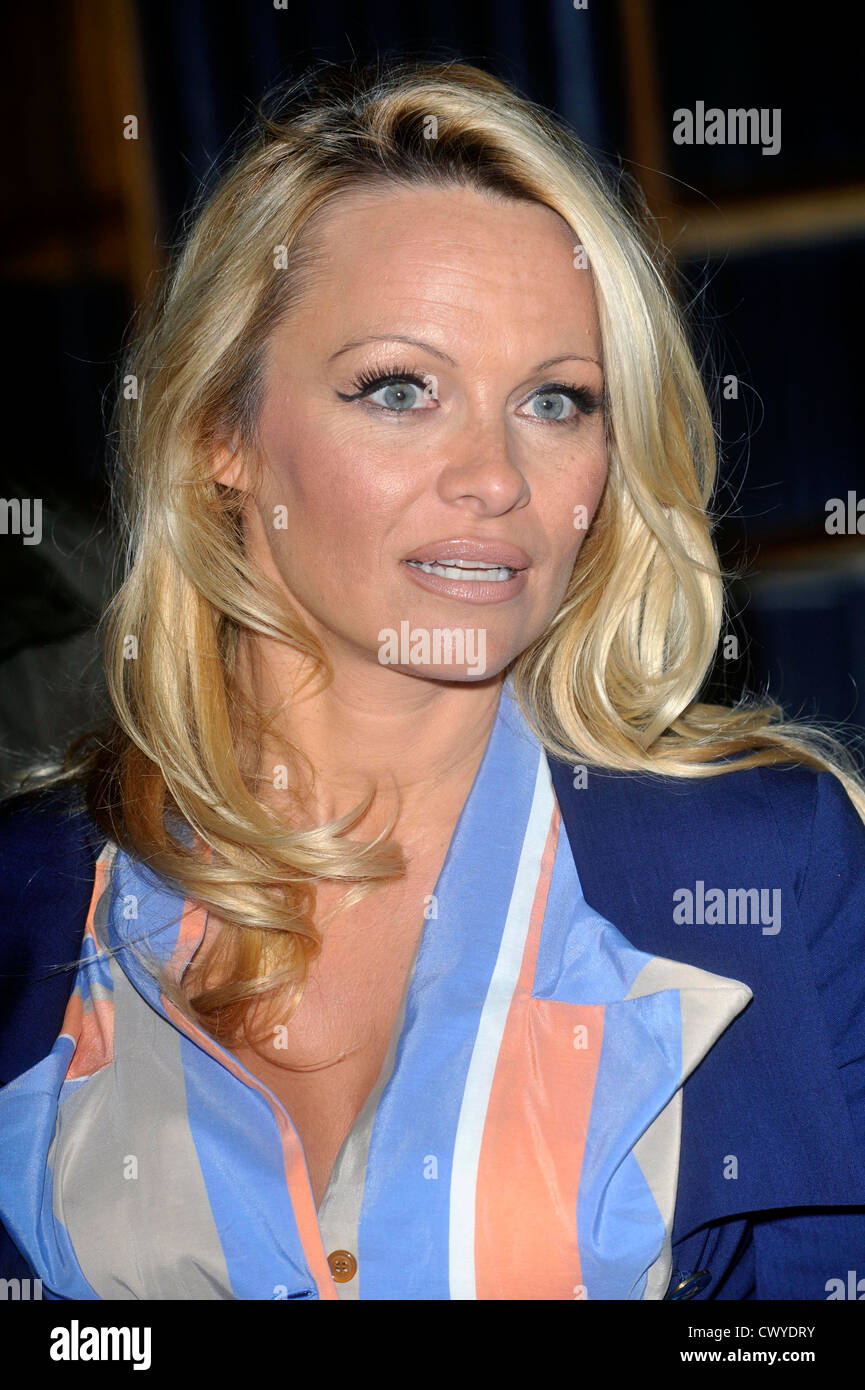 Pamela Anderson è unita da PETA Senior Vice presidente Dan Mathews presso la Oxford europea di dare un talk su diete vegetariane Foto Stock