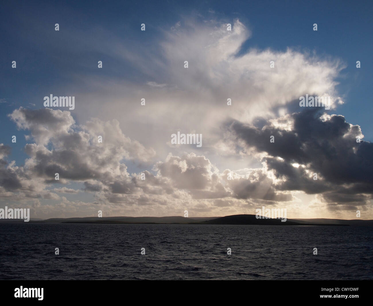 Sera nuvole di Westray a Kirkwall traghetti Orkney Foto Stock