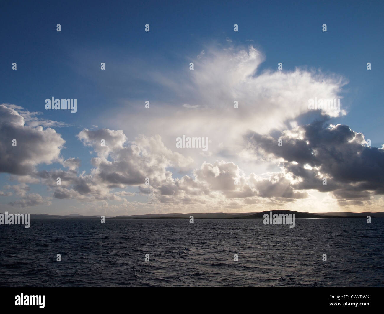 Sera nuvole di Westray a Kirkwall traghetti Orkney Foto Stock