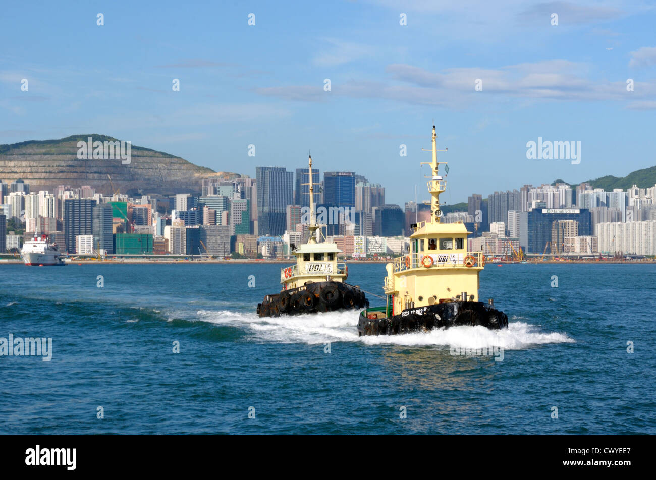 Rimorchiatore sulle imbarcazioni del porto di Victoria e di Hong Kong. Foto Stock