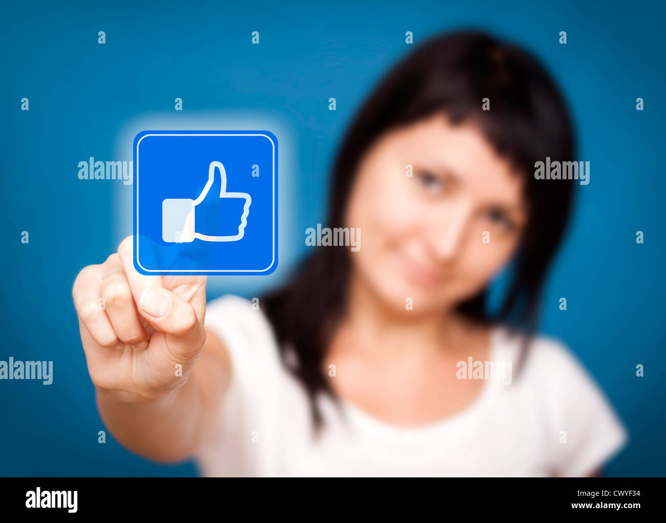 La donna sta toccando il pulsante mi piace - Social Media. Foto Stock