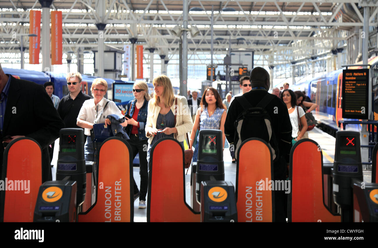Pendolari che arrivano alla stazione di Waterloo a Londra REGNO UNITO. Foto Stock