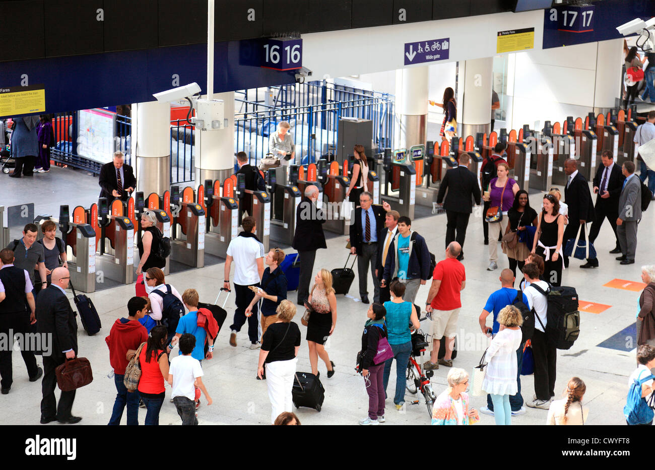 La stazione di Waterloo Pendolari Biglietto a barriera in Londra UK. Foto Stock
