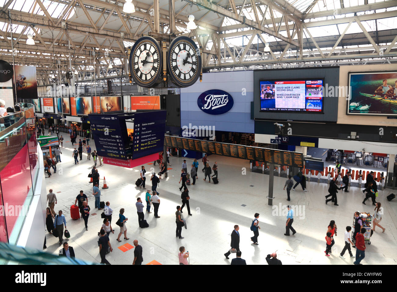 Stazione ferroviaria di Waterloo concourse a Londra REGNO UNITO. Foto Stock