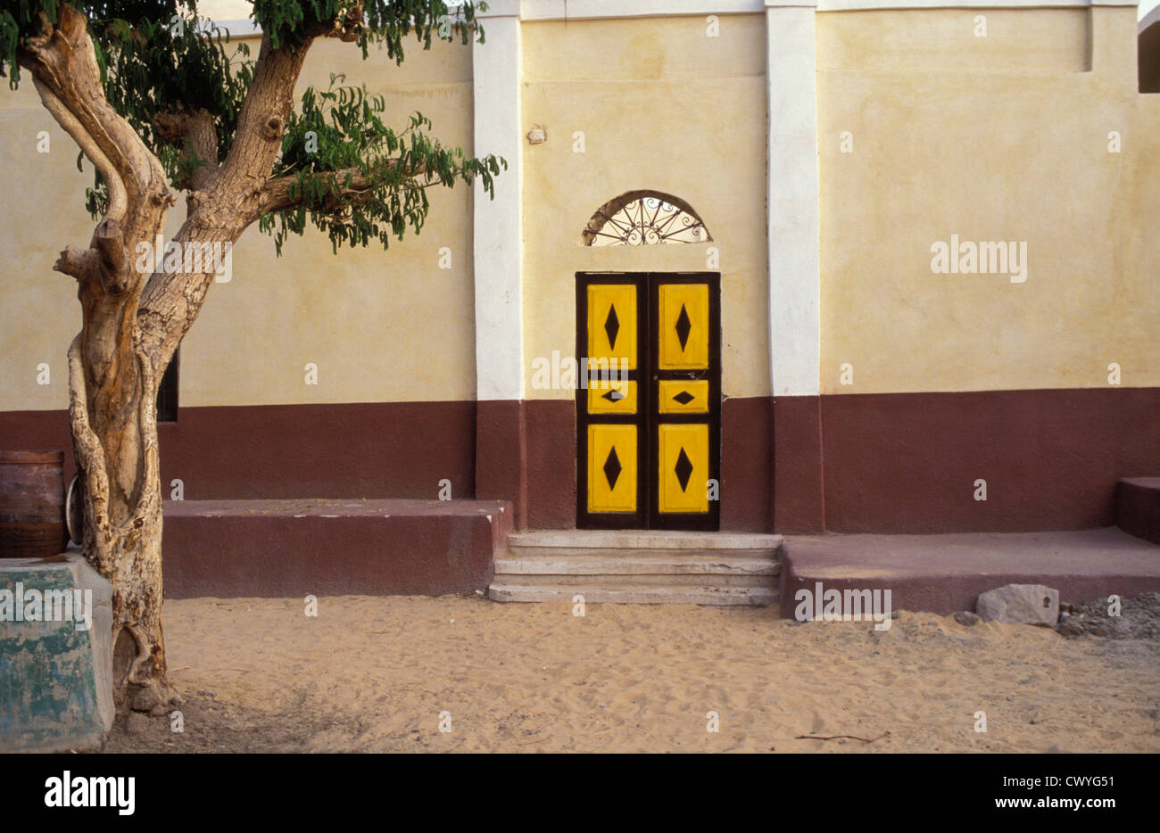 Porta in Nubian Village sull isola Elefantina, Aswan, Egitto Foto Stock