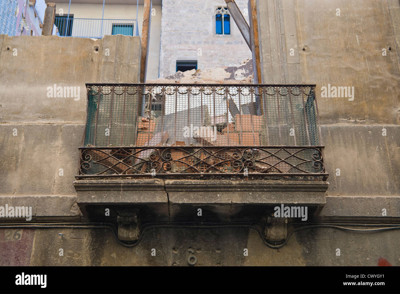 La demolizione del vecchio edificio di appartamenti per la riqualificazione di Barcellona, in Catalogna, Spagna, ES Foto Stock