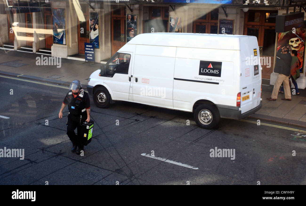 Guard prende soldi su strada da un furgone di sicurezza. Foto Stock Guard prende soldi su strada da un furgone di sicurezza. Foto Stock