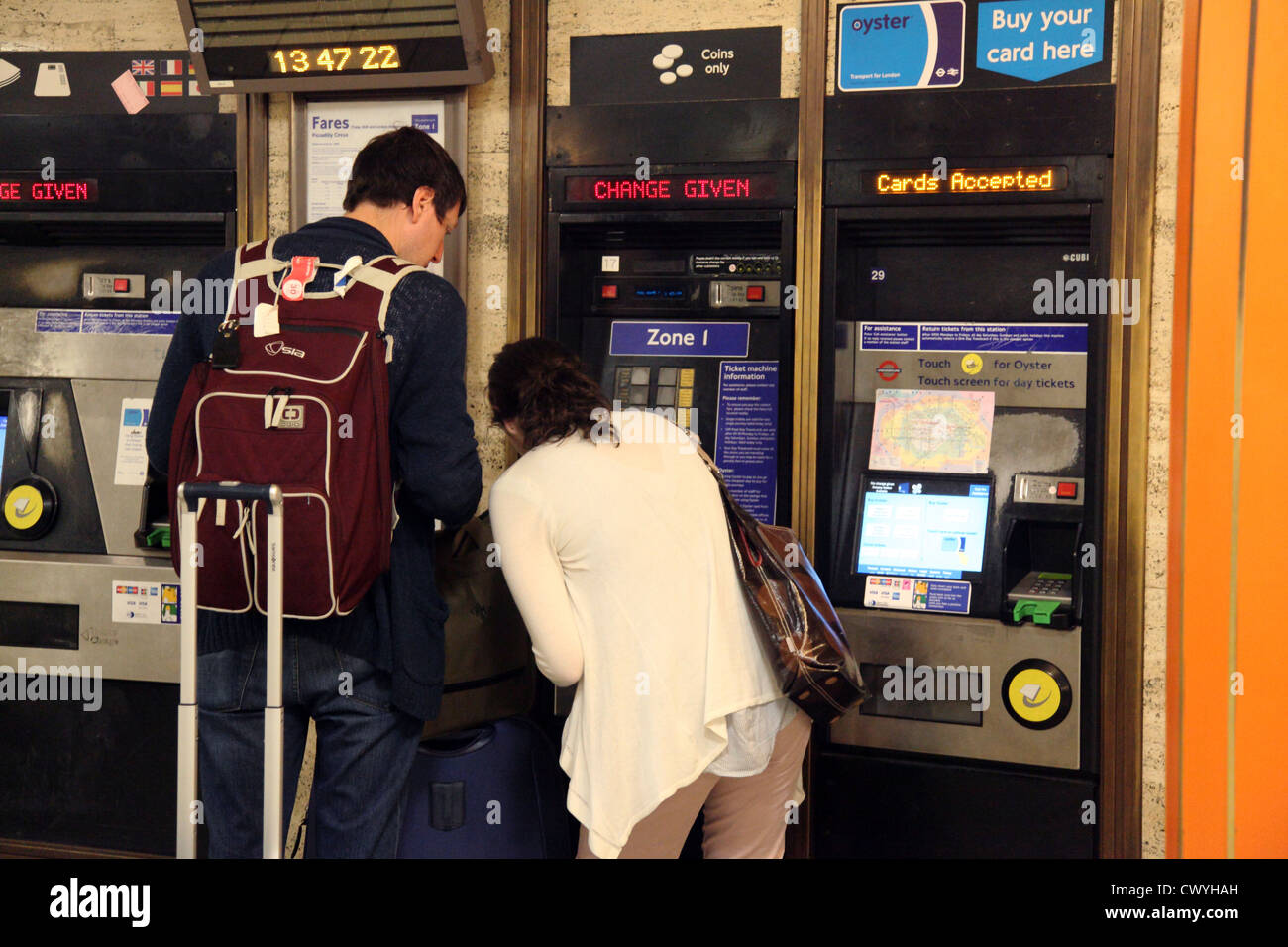 Distributori automatici di biglietti alla stazione della metropolitana di Londra Foto Stock