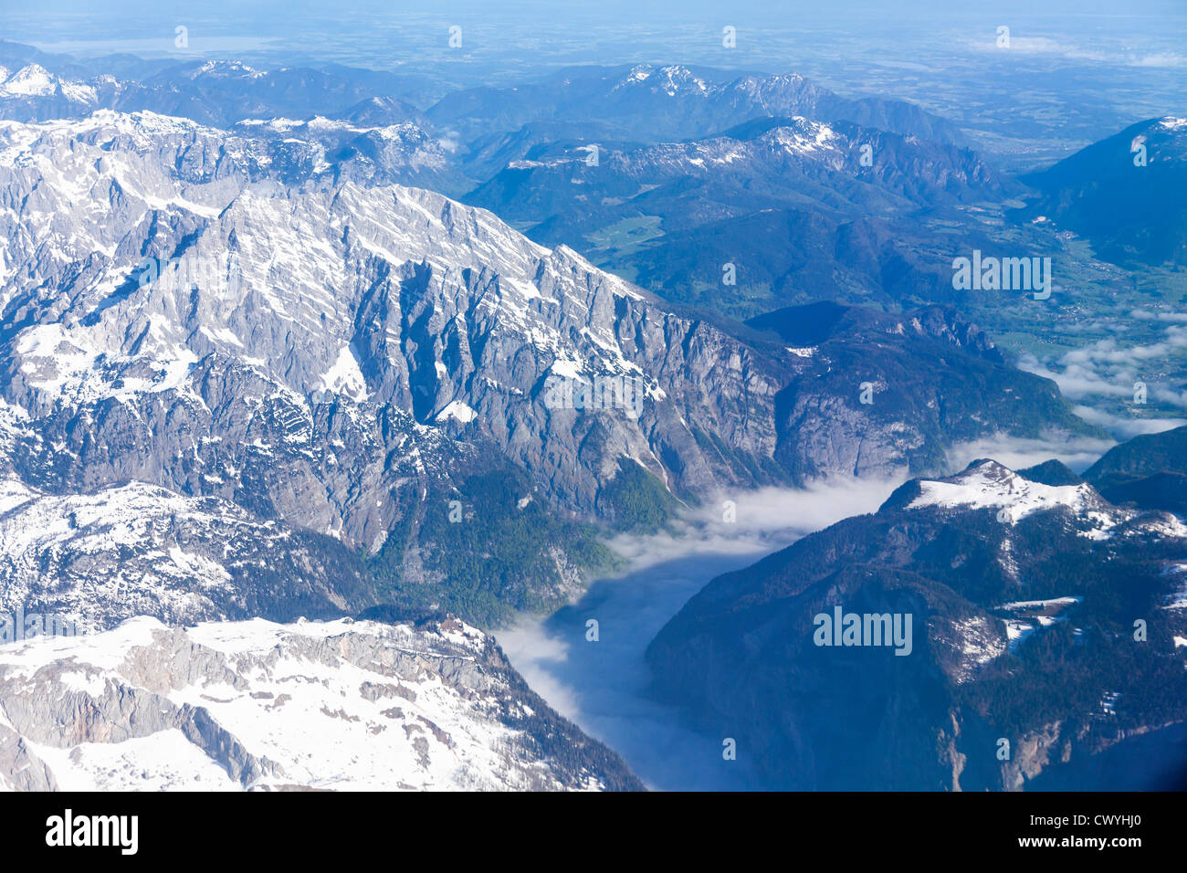 Sulle Alpi di Berchtesgaden con il Watzmann e Koenigssee nella nebbia, Baviera, Germania, foto aeree Foto Stock