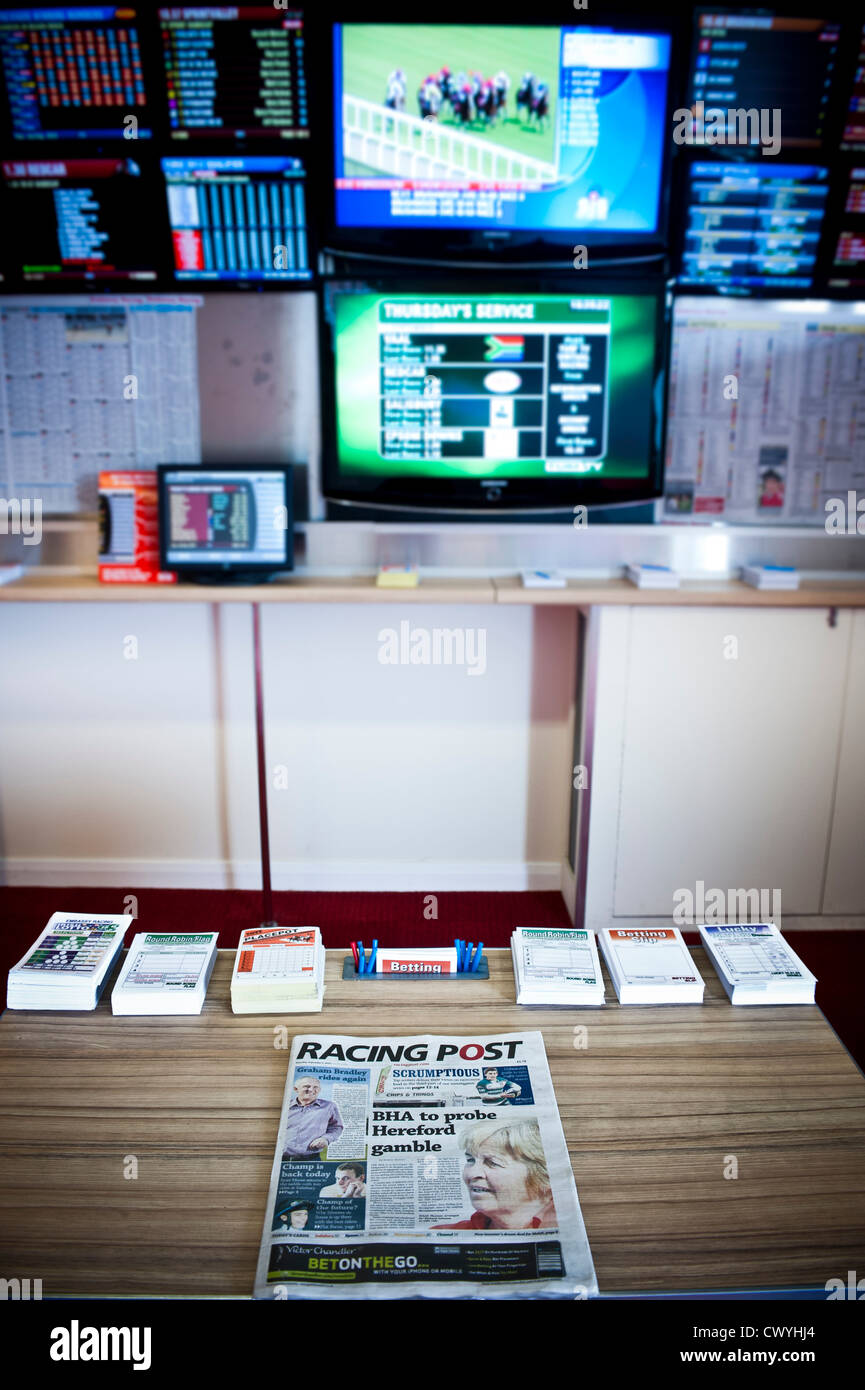 Interno di un negozio indipendente di scommesse nel Regno Unito. Foto Stock