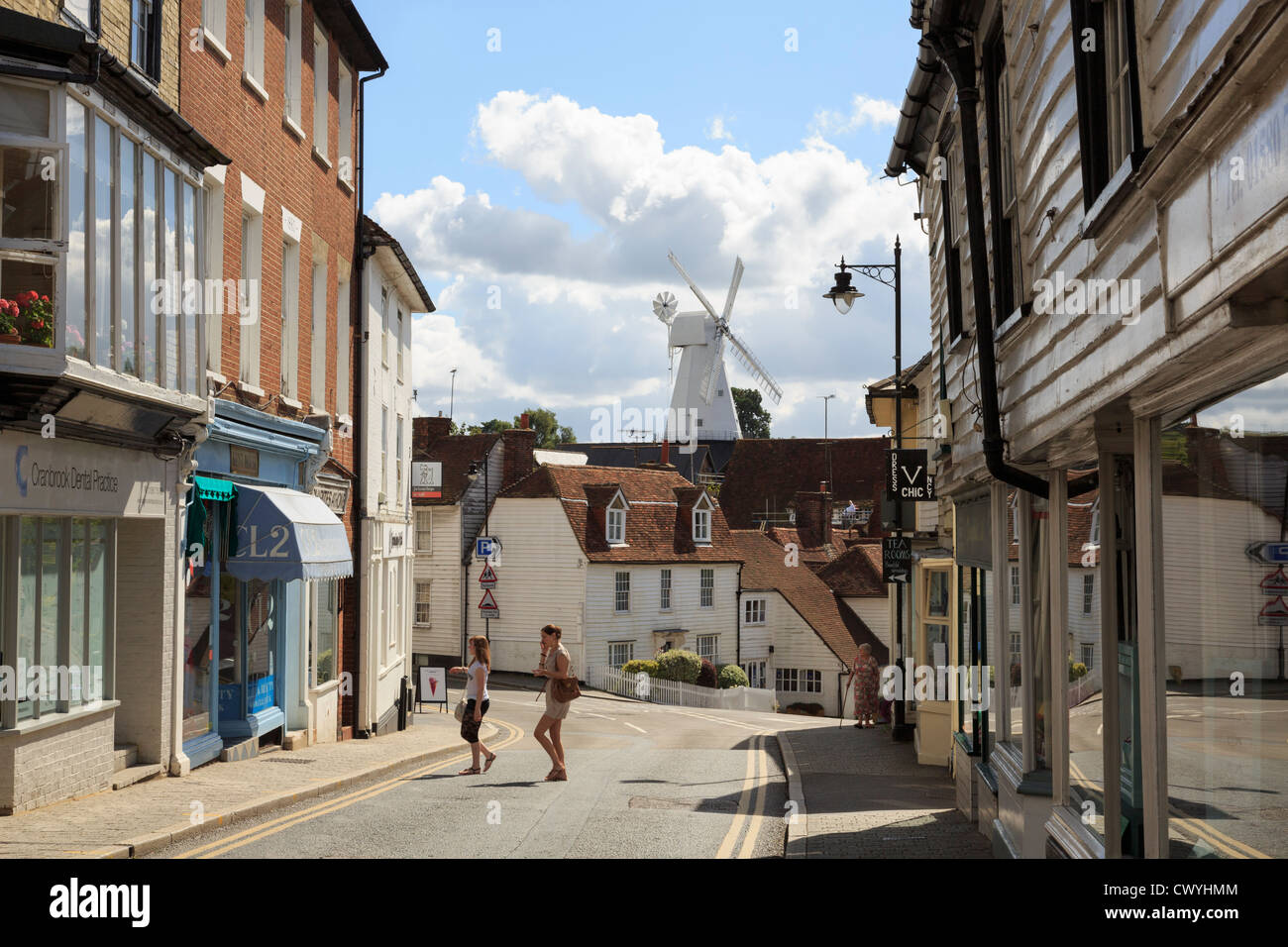 Scena di strada tipico vecchio Kentish edifici e vista dell Unione mill mulino a vento a Wealden città di Cranbrook Kent England Regno Unito Gran Bretagna Foto Stock