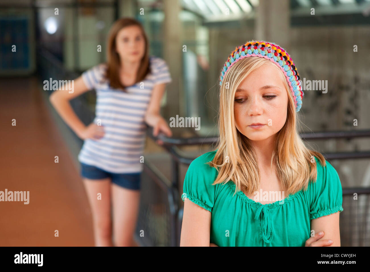 Grave ragazza adolescente di fronte ad un'altra ragazza adolescente Foto Stock