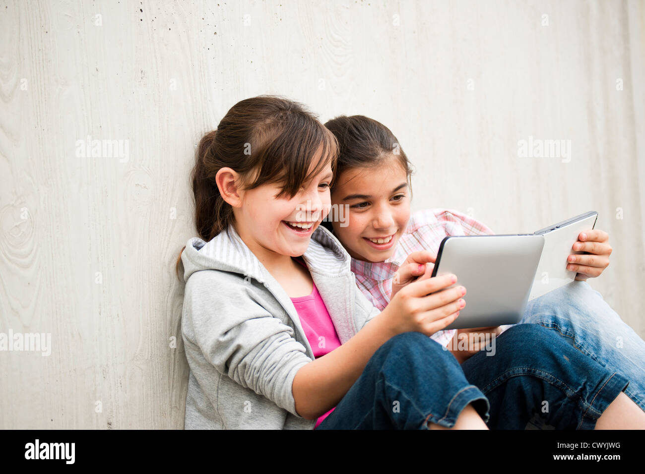 Due ragazze felici con i tablet pc Foto Stock