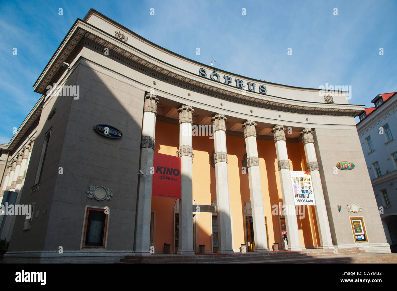 Periodo stalinista edificio che ora ospita cinema Soprus vecchio townTallinn Estonia Europa Foto Stock