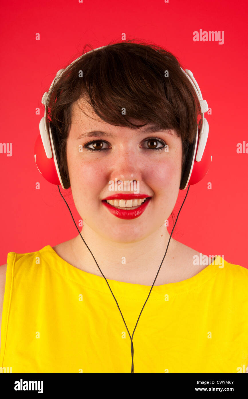 Giovane donna islistening e sognare ascoltando della buona musica Foto Stock