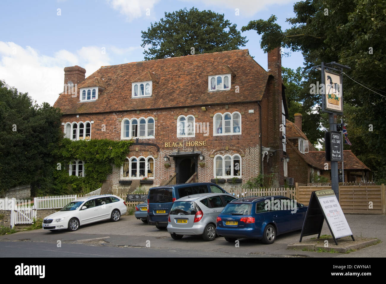 Pluckley Kent England Regno Unito Black Horse Village Pub hosting Kentish Festa della Birra Foto Stock