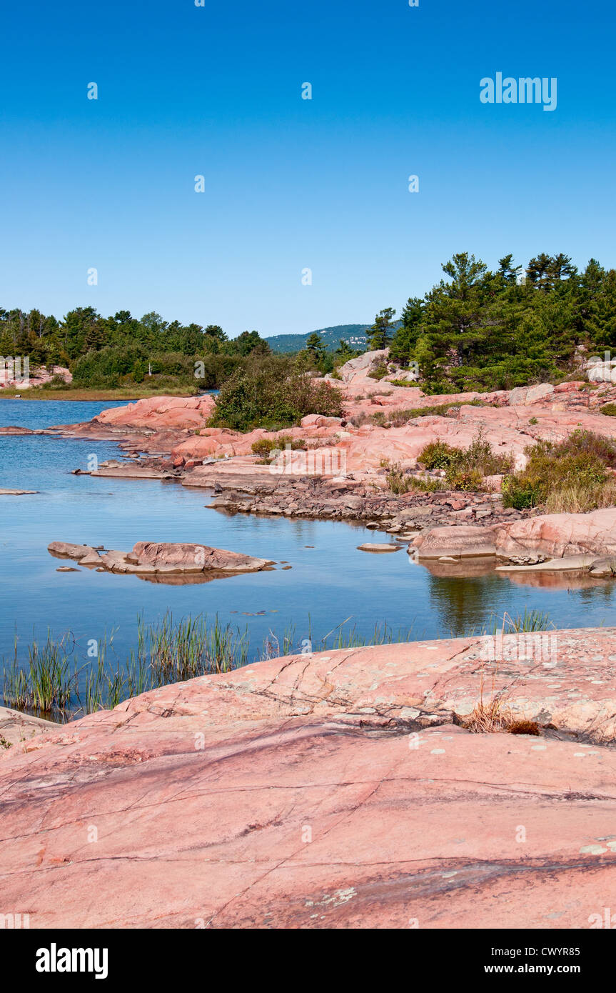 Dalle rocce di granito rosa e bianco delle montagne di quarzite a Killarney, Ontario Foto Stock