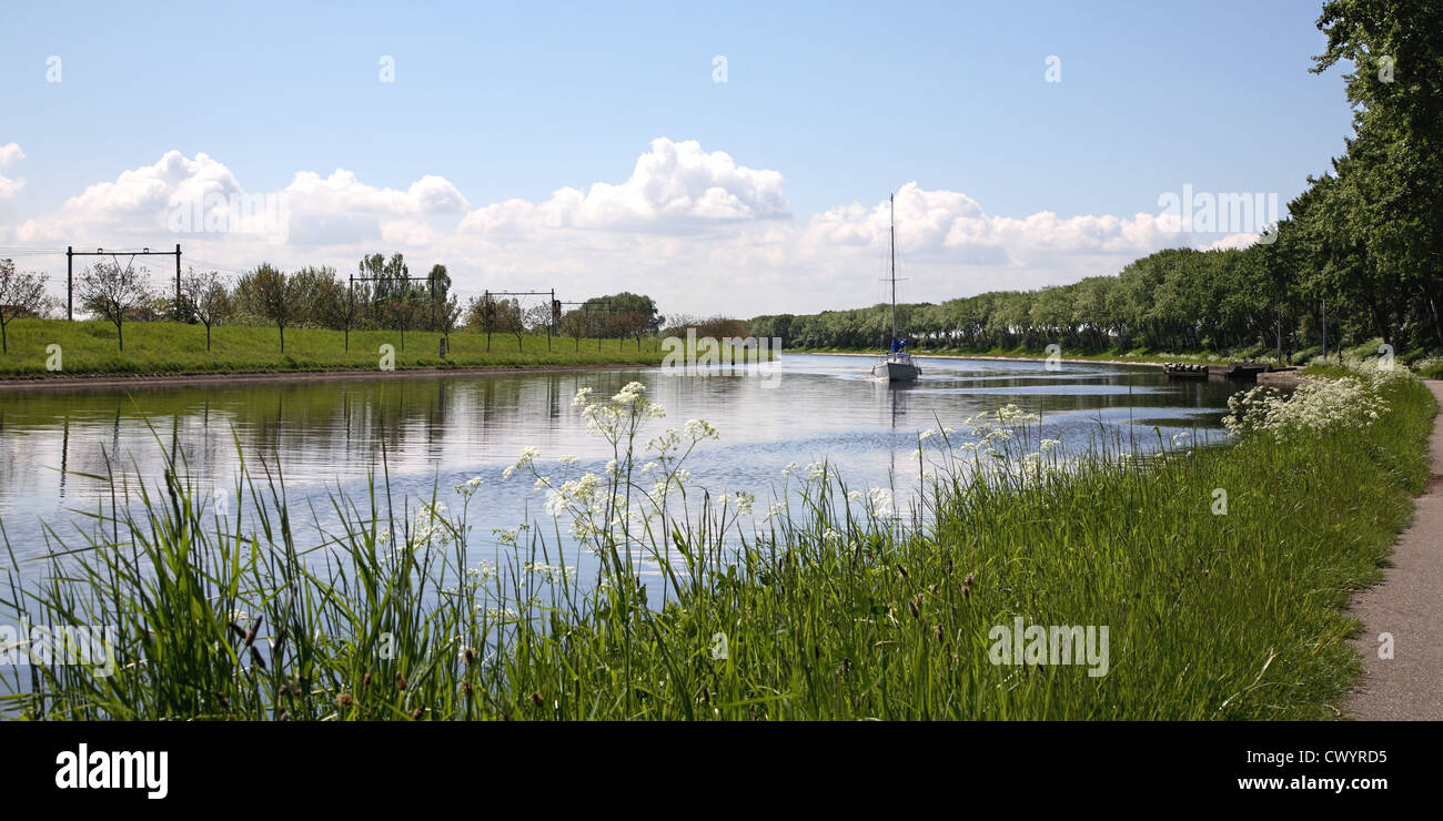 Barca a vela su un chanal, Middelburg, Walcheren, Zeeland, Netherland, Europa Foto Stock