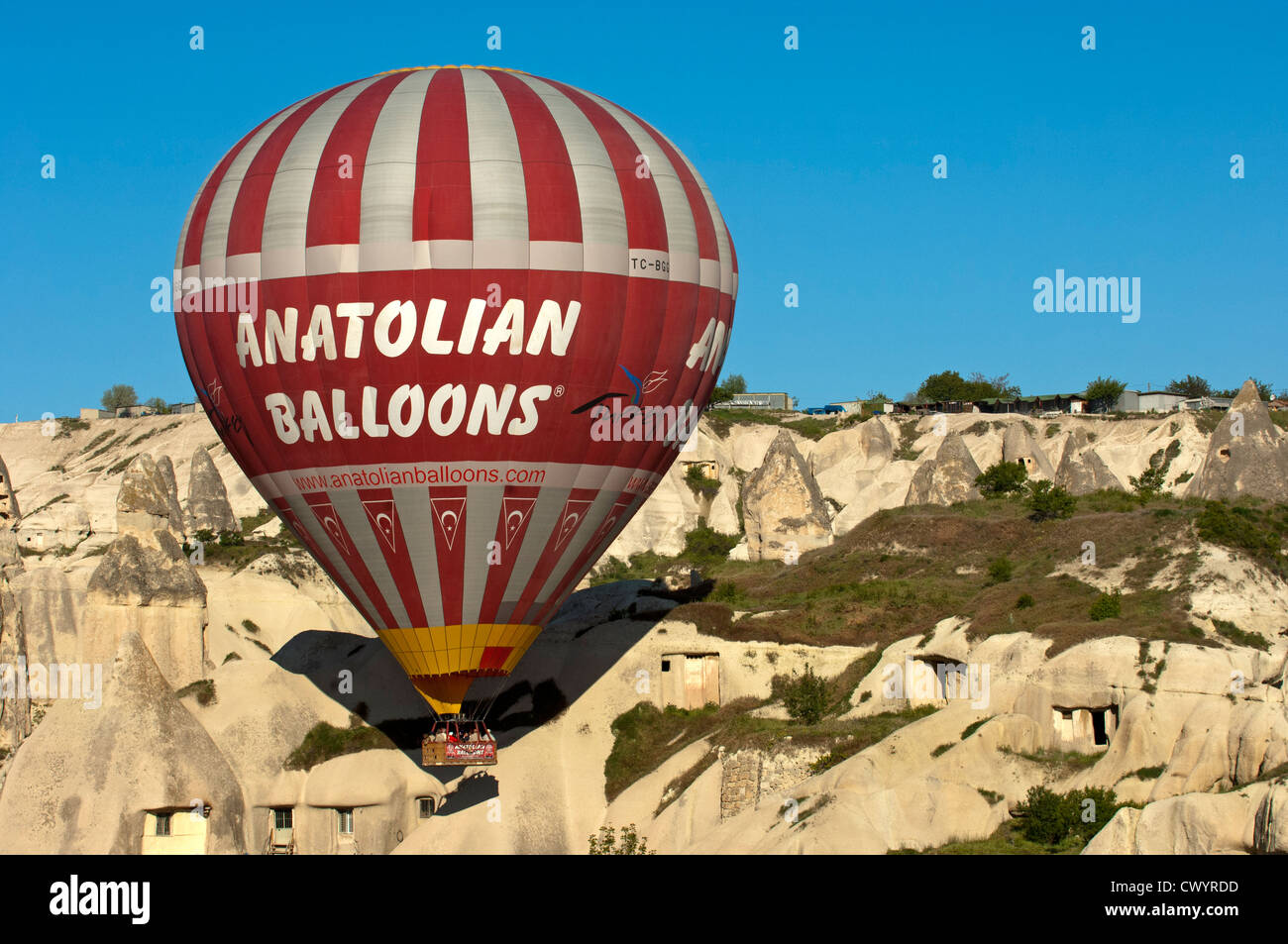 Mongolfiera di palloncini anatolica sbarco in un tuffa sito di roccia della Cappadocia, Göreme, Turchia Foto Stock