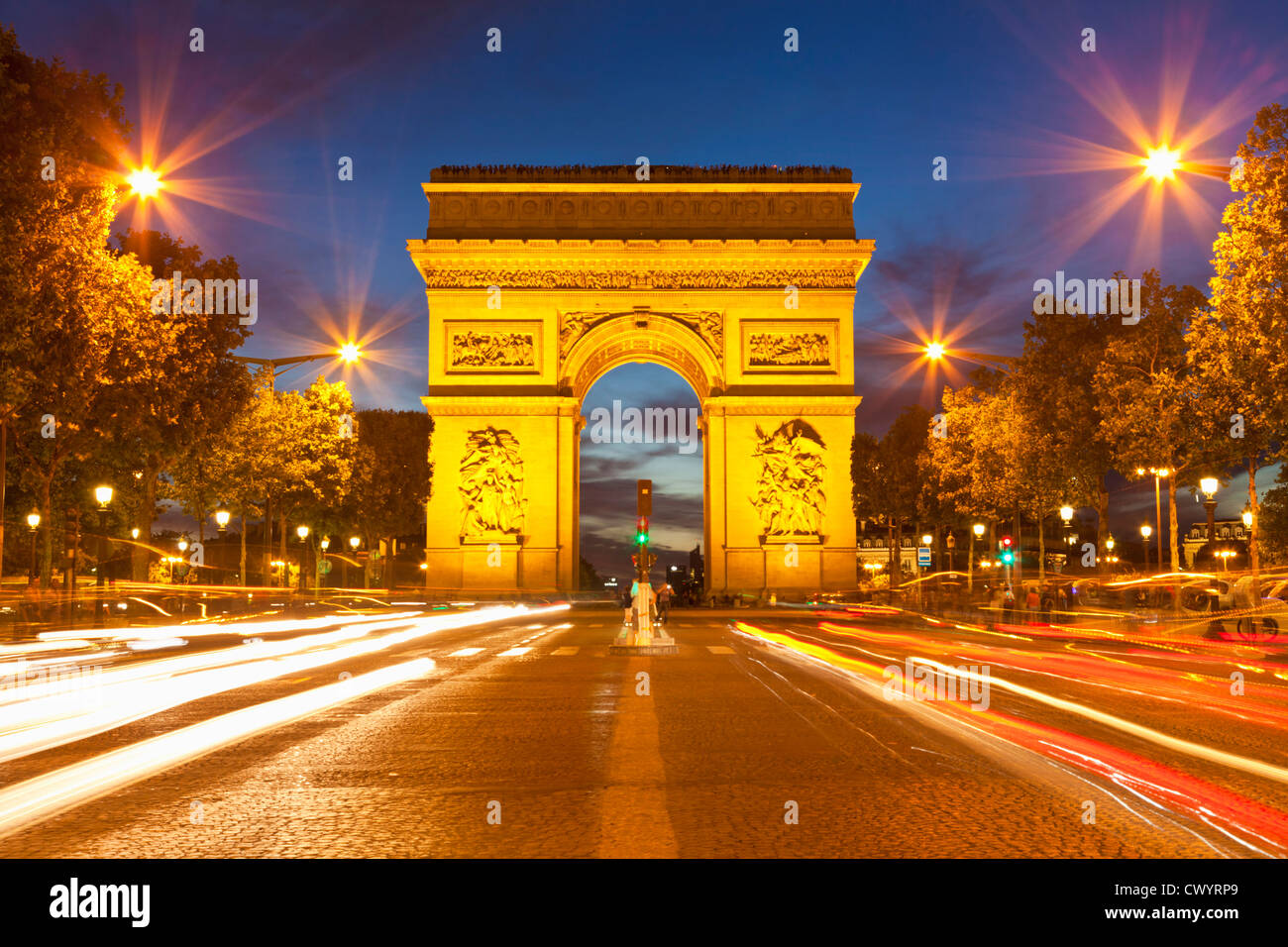 Arco di Trionfo e gli Champs Elysees semaforo sentieri di notte Parigi Francia EU Europe Foto Stock