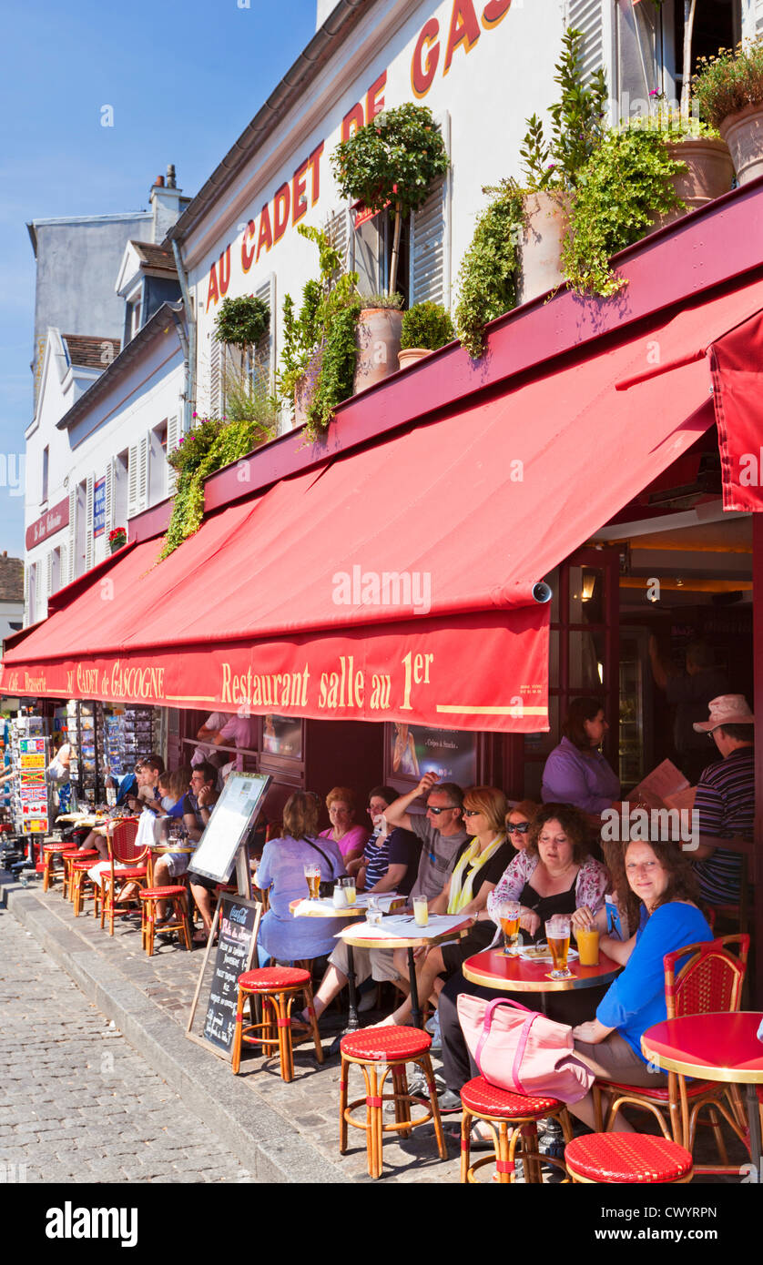 La gente seduta a un cafe' sul marciapiede in Place du Tertre a Montmartre Parigi Francia EU Europe Foto Stock