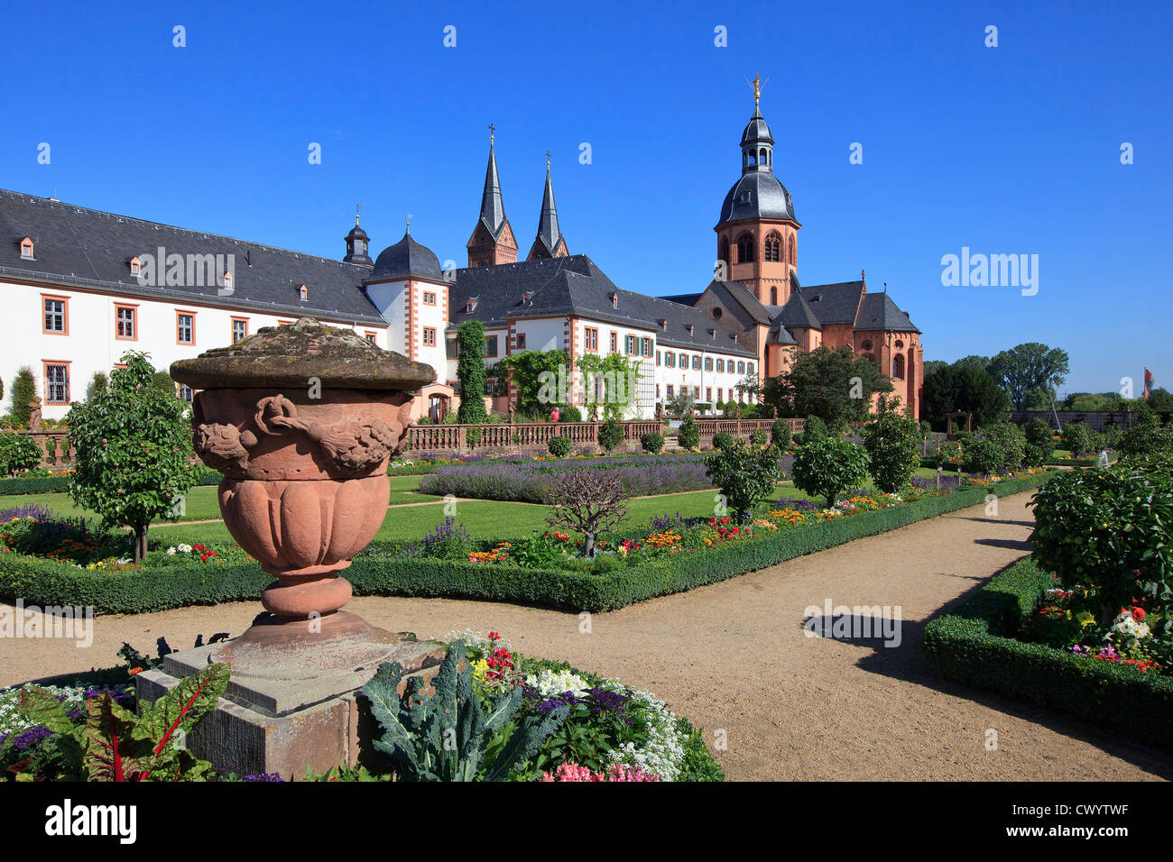 Ex abbazia benedettina Seligenstadt chiostro con giardino, Germania Foto Stock