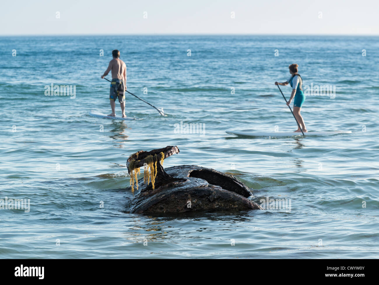 La gente passò a remi una nave relitto in Tarifa, Cadice, Andalusia, Spagna. Foto Stock