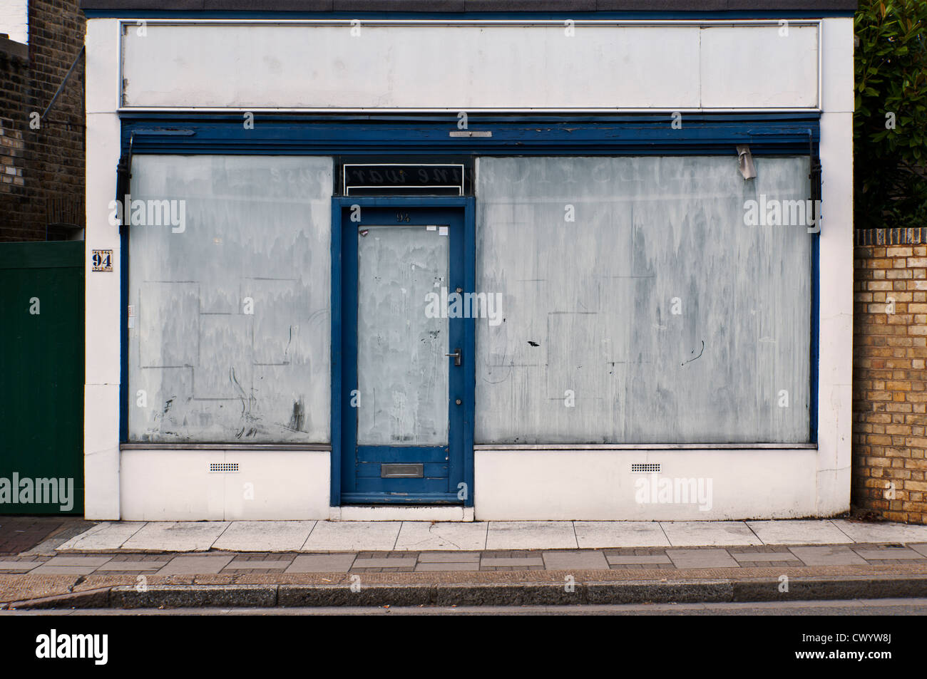 Parte anteriore di un high street shop che ha chiuso. Worthing West Sussex England Regno Unito Foto Stock