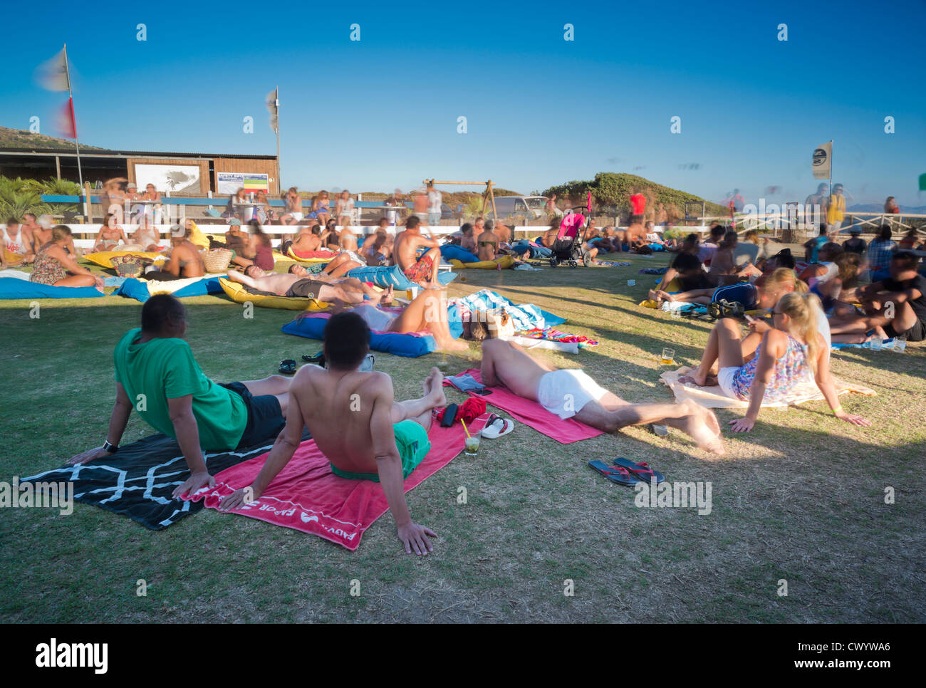 La gente di refrigerazione a Tumbao Beach Bar, Tarifa, Cadice, Andalusia, Spagna. Foto Stock
