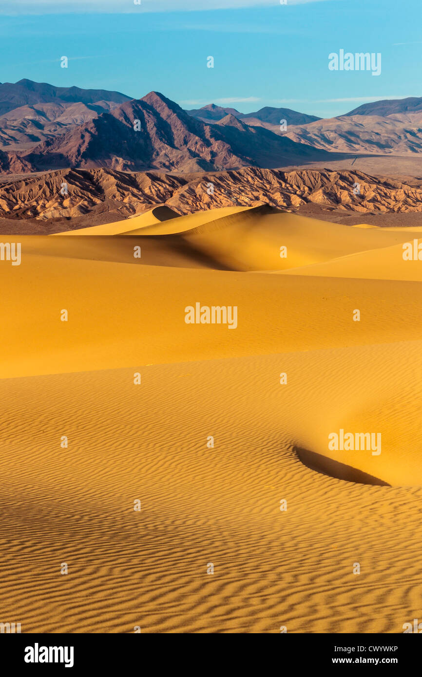 Tubo da stufa pozzetti dune di sabbia al tramonto nella Valle della Morte Foto Stock