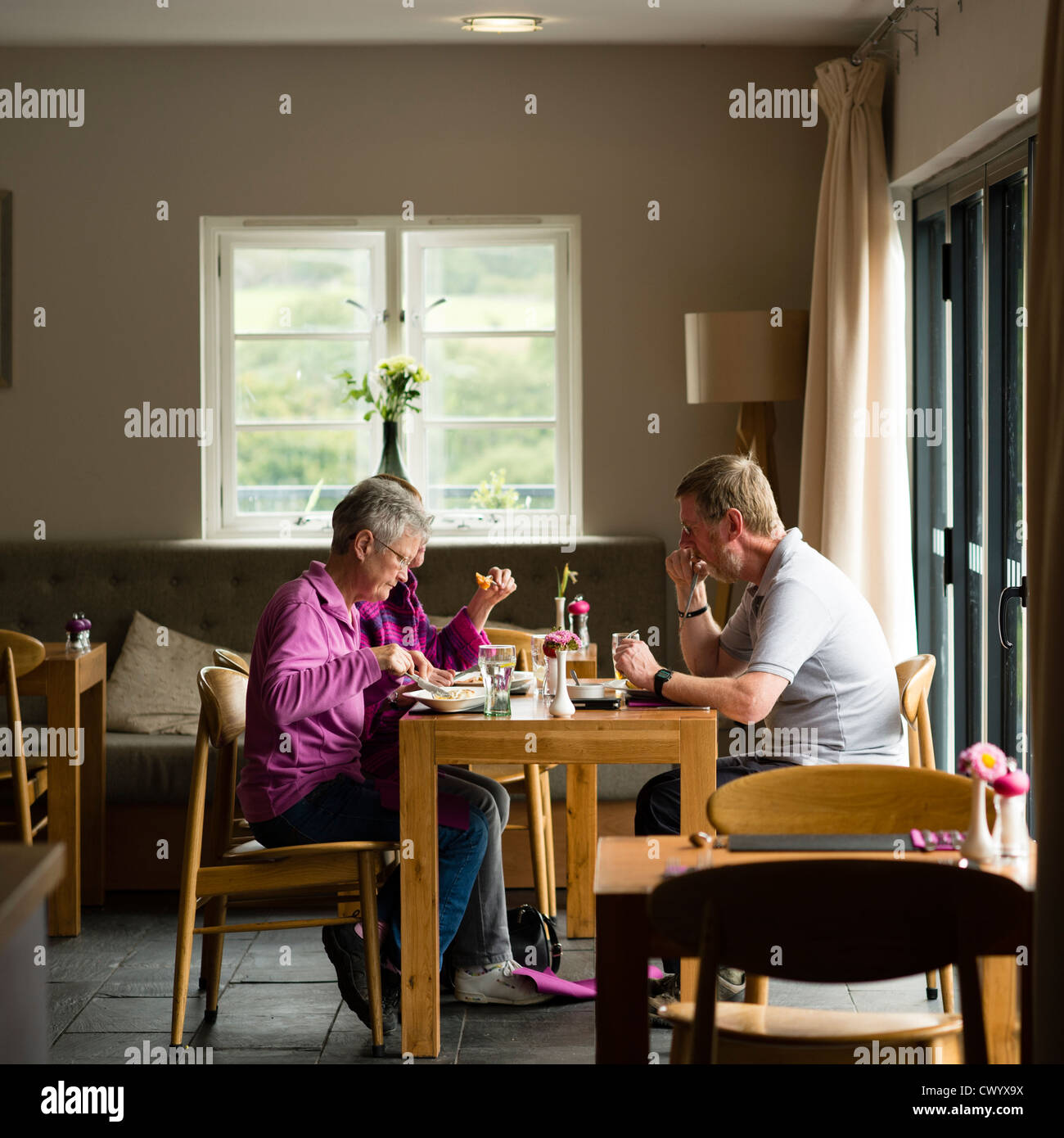 Persone mangiare il pranzo per la cena presso la croce Volpi hotel a Dolgellau Galles del Nord Regno Unito Foto Stock