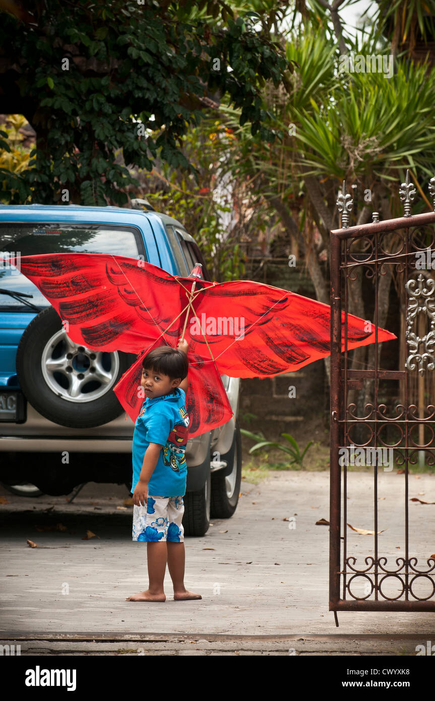 Bambini che giocano con il kite, un hobby preferito di Balinese, bambini, Legian meridionale di Bali, Indonesia Foto Stock