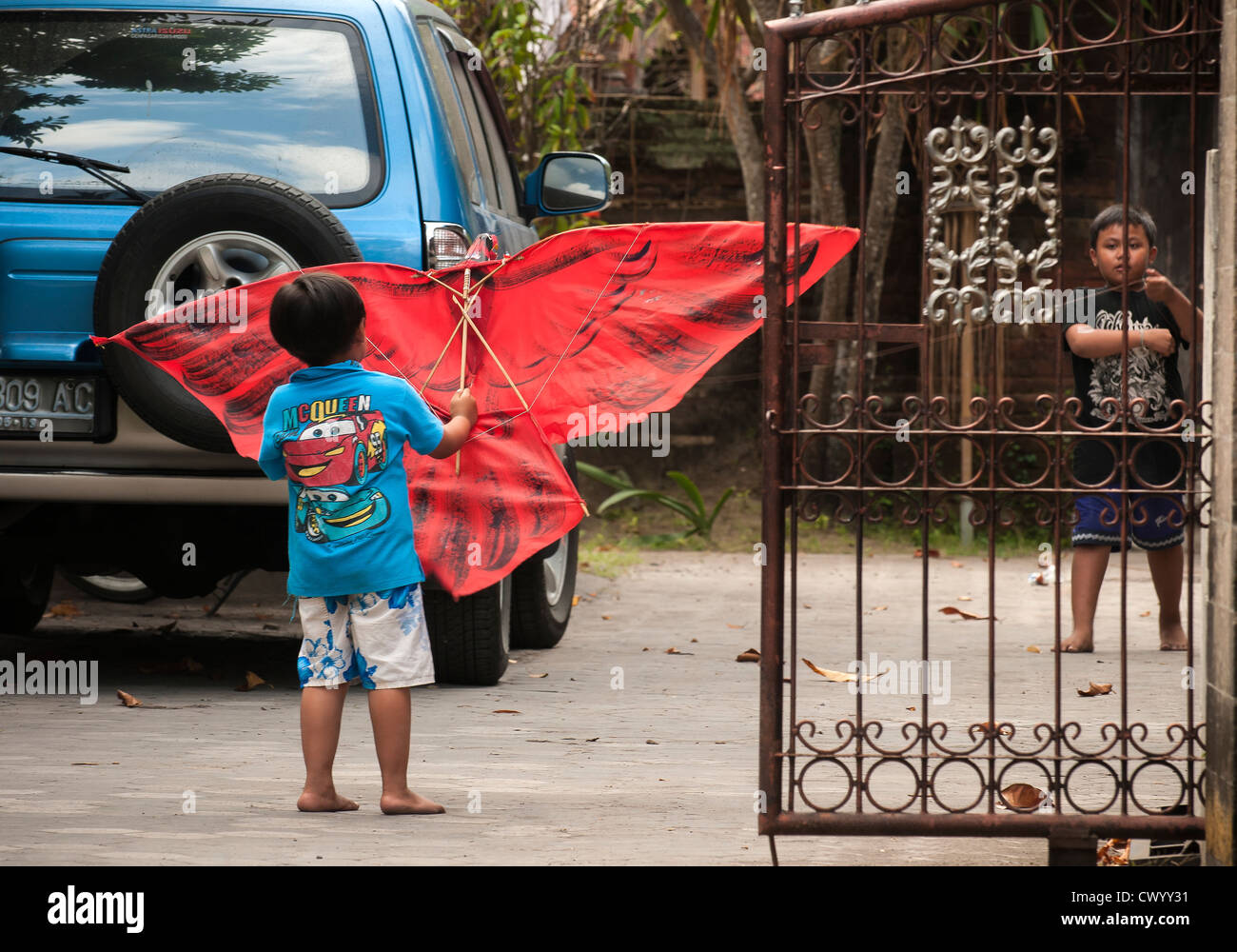 Bambini che giocano con il kite, un hobby preferito di Balinese, bambini, Legian meridionale di Bali, Indonesia Foto Stock